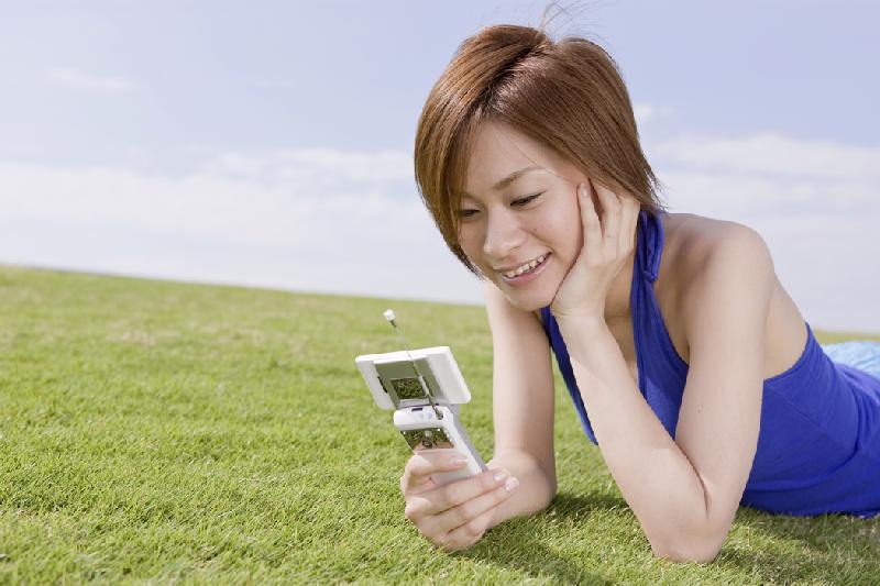 picture of girl watching a video on iPod